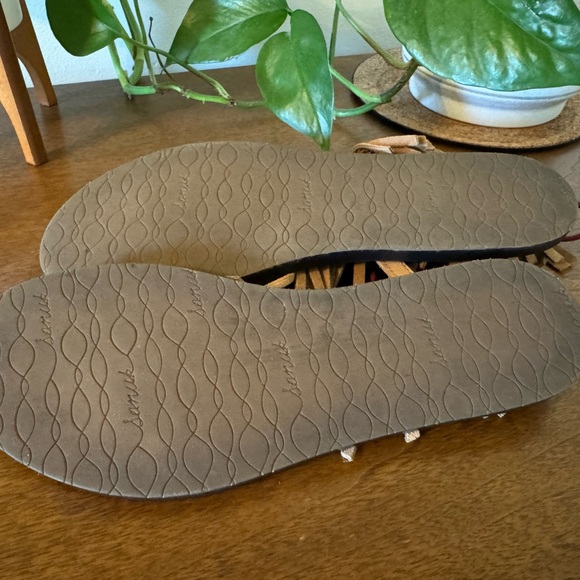 Sanuk sandals - Picture 3 of 7